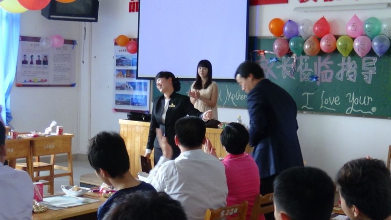 萬綠湖美思威爾頓酒店領(lǐng)導與家長交流場面（總監(jiān)熊碧擁女士、總經(jīng)理向陽）