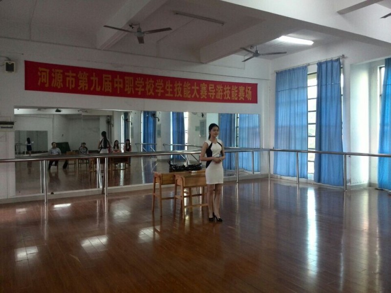 點(diǎn)擊打開(kāi)原圖 選手模擬比賽場(chǎng)面一